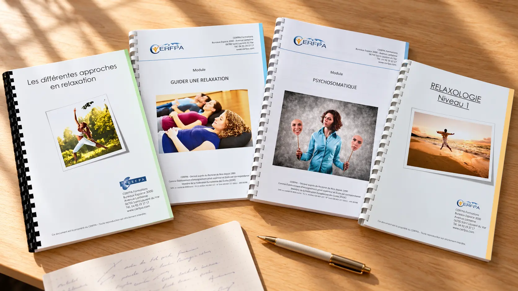 Quatre modules de formation du CERFPA sur un bureau, accompagnés de notes manuscrites et d’un stylo.